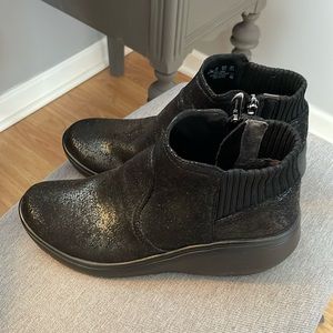 Bzees Women’s Wedge Black Metallic Bootie Size 6.5